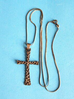 1960-S VINTAGE UNO A ERRE TEXTURED 925 SILVER BRUTALIST MODERNIST CROSS PENDANT.
